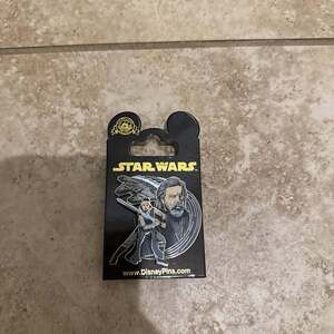 DISNEY STAR WARS " JEDI REY & LUKE SKYWALKER " 3D PIN NEW ON CARD